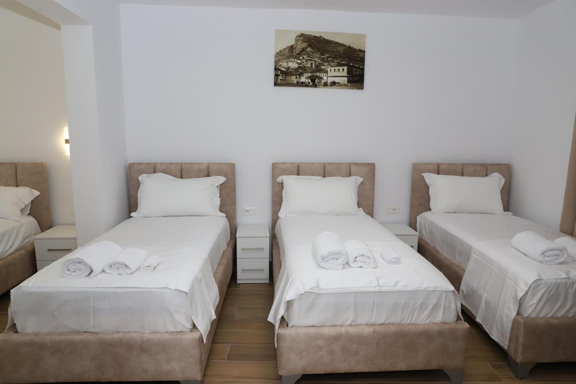 Guest House Esanbja Berat Exterior photo