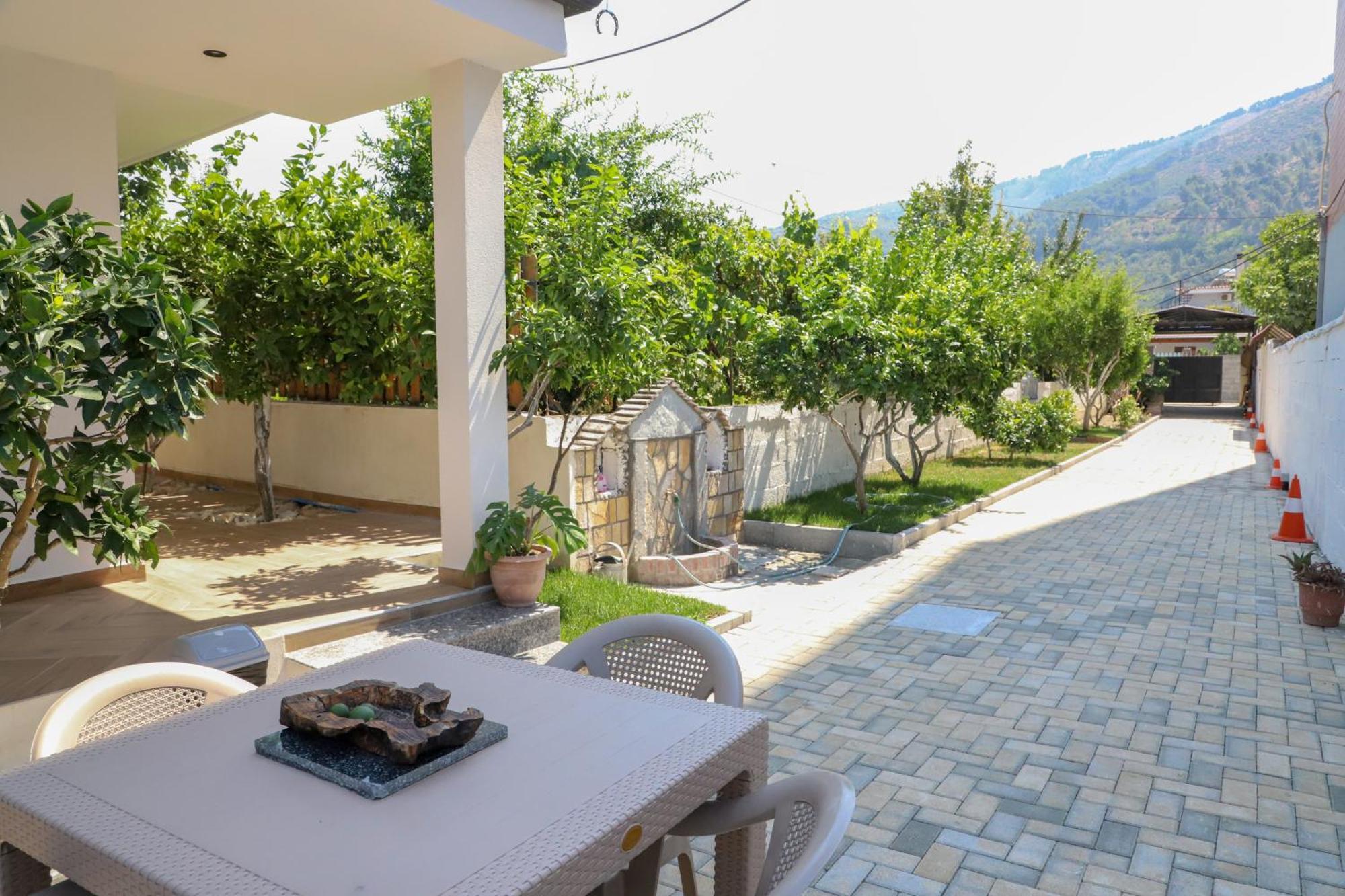 Guest House Esanbja Berat Exterior photo