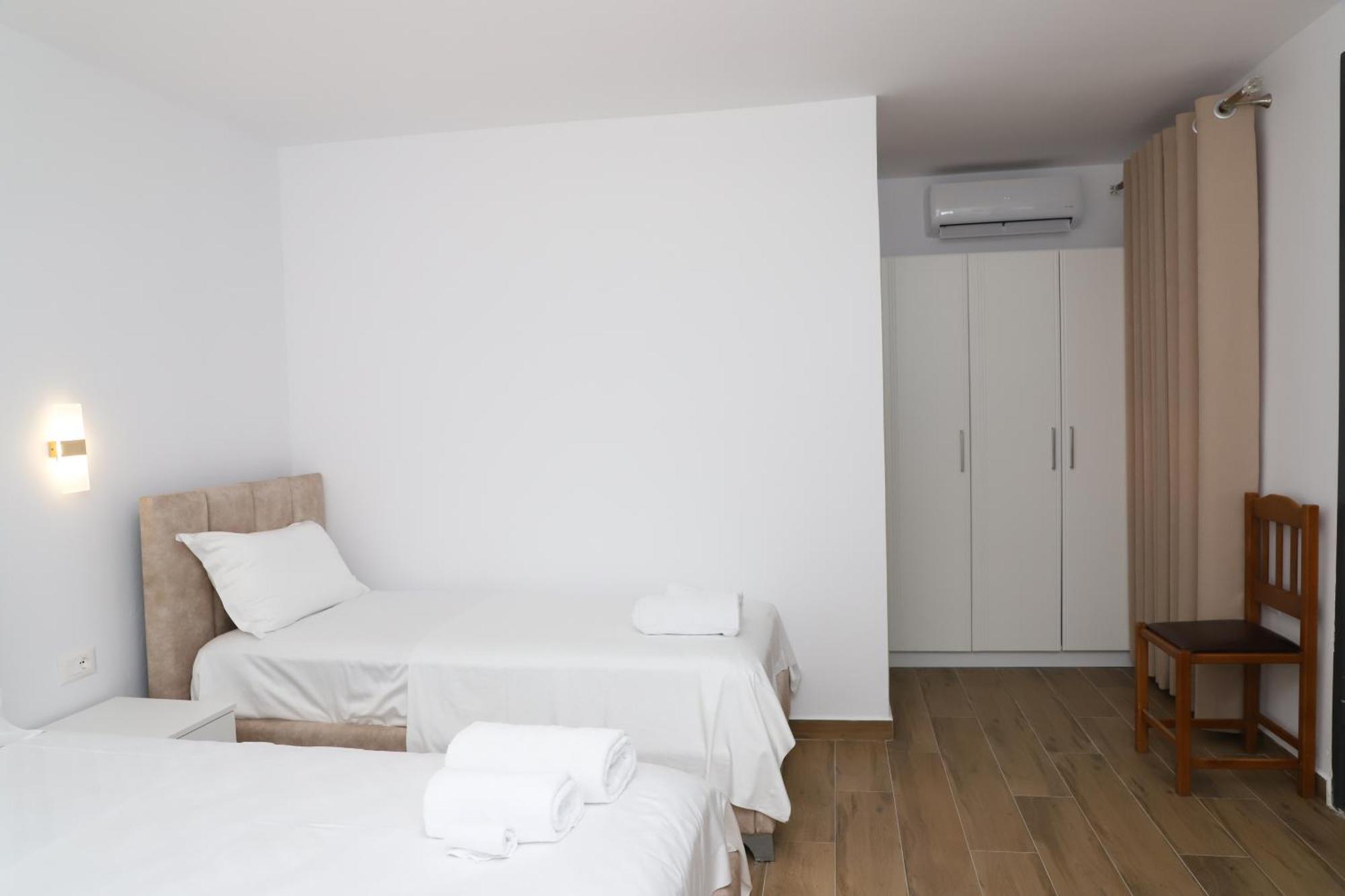 Guest House Esanbja Berat Exterior photo