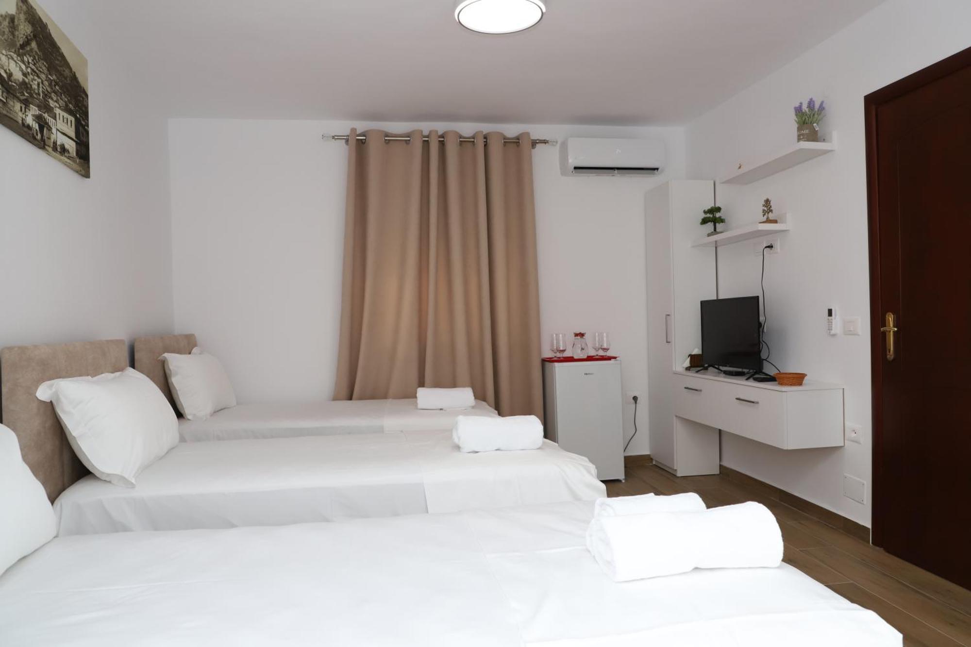 Guest House Esanbja Berat Exterior photo