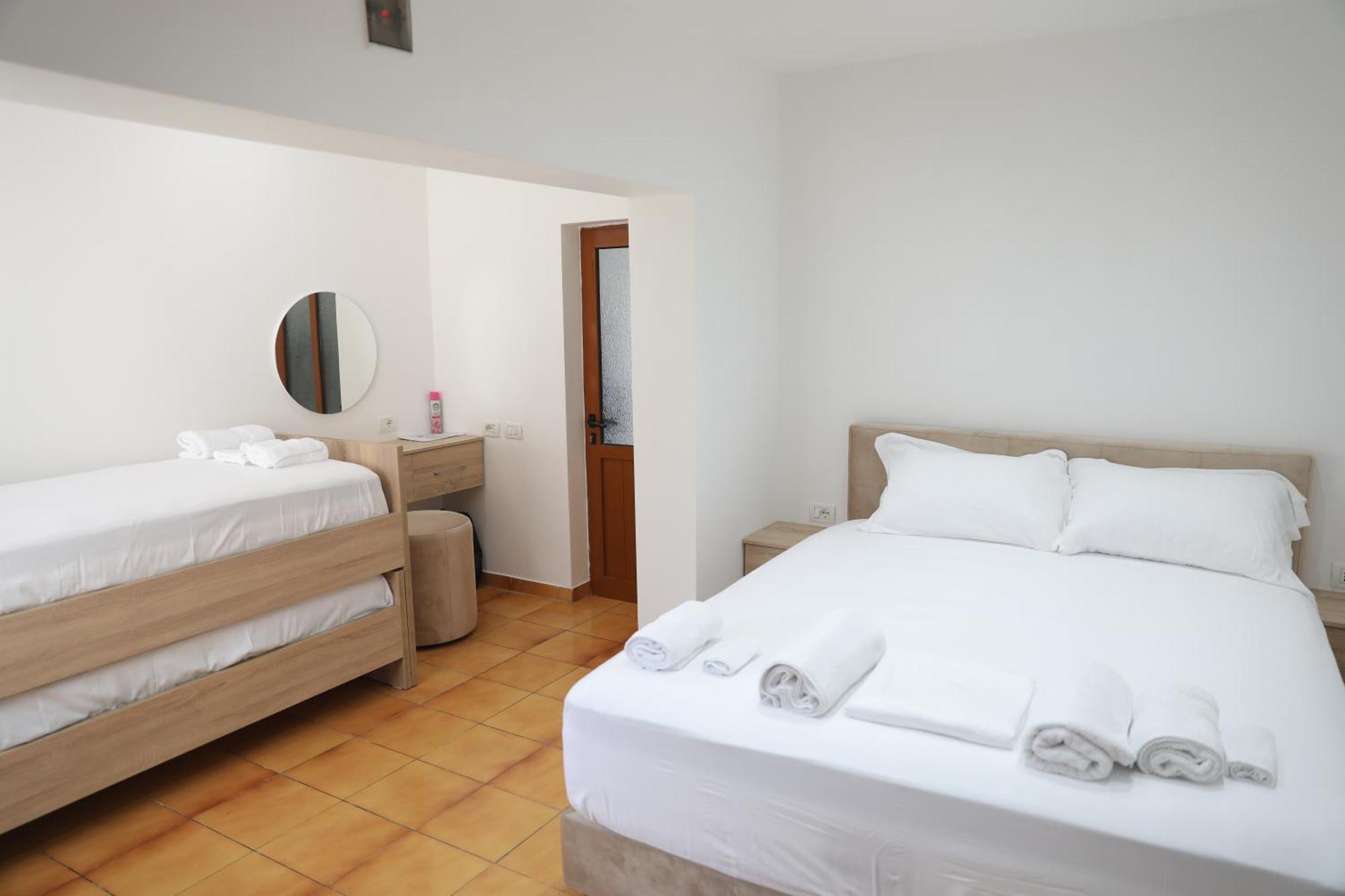 Guest House Esanbja Berat Exterior photo